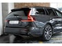 Volvo V60 T8 Plug-in hybrid AWD Ultra Bright | Head-up display | Adaptieve Cruise Control met Pilot Assist | Premium audio by Bowers & Wilkins | Elektrisch bedienbaar panoramisch schuif/-kanteldak | Elektrische voorstoelen met geheugen | 360° Parkeercamera | Park Assist voor + achter |  Verwarmbare voor- +achter stoelen + stuurwiel | Apple CarPlay |