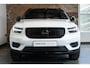Volvo XC40 T5 Recharge R-Design | Panoramadak | Adaptive cruise control | Parkeersensoren voor + achter | Stoelverwarming | Parkeercamera | Wegklapbare trekhaak | Volvo on Call | Navigatie | Dealeronderhouden