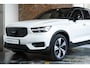 Volvo XC40 T5 Recharge R-Design | Panoramadak | Adaptive cruise control | Parkeersensoren voor + achter | Stoelverwarming | Parkeercamera | Wegklapbare trekhaak | Volvo on Call | Navigatie | Dealeronderhouden