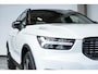 Volvo XC40 T5 Recharge R-Design | Panoramadak | Adaptive cruise control | Parkeersensoren voor + achter | Stoelverwarming | Parkeercamera | Wegklapbare trekhaak | Volvo on Call | Navigatie | Dealeronderhouden