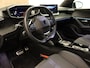 Peugeot e-2008 EV GT 54 kWh SOH 96,1%! - ORIGINEEL NEDERLANDSE AUTO - PARKEERSENSOREN VOOR EN ACHTER - 360 GRADEN CAMERA - NAVIGATIE - KEYLESS ENRTY & START - ADAPTIVE CRUISE CONTROL - CLIMATE CONTROL- DAADLOZE TELEFOONLADER