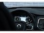 Volvo XC90 T5 AWD R-Design | 7-Zits | Navi | Schuif-/Kanteldak | Head-Up Display | 360 Camera | Stoelverwarming | Luchtvering | BLIS | Park Assist | Trekhaak | Keyless | Memory | Elek. Achterklep | 20" LM