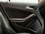 Mercedes-Benz A-klasse 180 d AMG Automaat | Navigatiesysteem | LED koplampen | Sportstoelen | Rode stiksels & gele remklauwen | Flippers | Parkeersensoren voor en achter