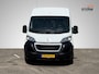 Peugeot Boxer 330 2.0 BlueHDI L1H2 Premium 3-Persoons | Trekhaak | Kastinbouw Laadruimte | Camera | Airco | Cruise Control | Rijklaarprijs! (Ex. BTW/BPM)