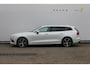 Volvo V60 T6 350PK Plug-in hybrid AWD Plus Bright Long Range / 19" lichtmetalen velgen / Harman Kardon Audio / Adaptieve Cruise Control / Elektrisch verstelbare voorstoelen met geheugen