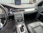 Volvo V70 2.0T Momentum Handgeschakeld - Leder - Parkeerhulp voor + achter - 17'' Lichtmetaal - Trekhaak - Zeer goed onderhouden Auto