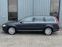 Volvo V70 2.0T Momentum Handgeschakeld - Leder - Parkeerhulp voor + achter - 17'' Lichtmetaal - Trekhaak - Zeer goed onderhouden Auto