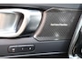 Volvo XC40 B3 Plus Dark - IntelliSafe Assist & Surround - 360º Camera - Harman/Kardon audio - Verwarmde voorstoelen & stuur - Parkeersensoren voor & achter - Elektr. bedienb. voorstoelen met geheugen links - Draadloze tel. lader - Extra getint glas - 19' LMV