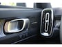 Volvo EC40 Single Motor Extended Range Ultra Black Ed. 82 kWh | Elektrisch bedienbare bestuurdersstoel met geheugen | Verwarmbare voorstoelen + Stuurwiel | 360-Camera | Premium Audio by Harman Kardon | Warmtepomp | Adaptieve Cruise Control met Pilot Assist | Glazen panoramisch dak | Extra getint glas achter| Blind Spot Information System | Google Services | Zwarte 20'' Lichtmetalen wielen