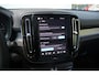 Volvo EC40 Single Motor Extended Range Ultra Black Ed. 82 kWh | Elektrisch bedienbare bestuurdersstoel met geheugen | Verwarmbare voorstoelen + Stuurwiel | 360-Camera | Premium Audio by Harman Kardon | Warmtepomp | Adaptieve Cruise Control met Pilot Assist | Glazen panoramisch dak | Extra getint glas achter| Blind Spot Information System | Google Services | Zwarte 20'' Lichtmetalen wielen