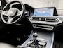 BMW X5 xDrive45e High Executive M Sport 395Pk Automaat (SKYLOUNGE PANORAMADAK, ALCANTARA HEMELBEKLEDING, M PAKKET, LUCHTVERING, APPLE CARPLAY, COMFORT ZETELS, LASER LED, ADAPTIVE CRUISE, HARMAN/KARDON, STUUR/STOELVERWARMING, NIEUWS