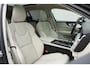 Volvo V60 T6 Plug-in hybrid AWD 350PK Plus Dark | Panoramadak | Head-up Display | 360 Graden Camera | Lederen Bekleding Blond | Getint Glas | Stuurverwarming | Stoelverwarming | Verwarmbare Achterbank | Harman/Kardon | Adaptieve Cruise Control | Keyless | Pilot Assist | BLIS | Power Seats Met Memory