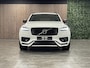 Volvo XC90 T8 AWD Recharge R-Design | Luchtvering | Trekhaak | Harman Kardon | Adaptieve Cruise Control | Standkachel met Volvo On Call App | Stoelverwarming voor+achter | Stuurwielverwarming | Parkeercamera | Pilot Assist | BLIS Dode Hoek Detectie | Elektrische voo