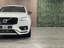Volvo XC90 T8 AWD Recharge R-Design | Luchtvering | Trekhaak | Harman Kardon | Adaptieve Cruise Control | Standkachel met Volvo On Call App | Stoelverwarming voor+achter | Stuurwielverwarming | Parkeercamera | Pilot Assist | BLIS Dode Hoek Detectie | Elektrische voo