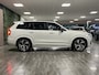 Volvo XC90 T8 AWD Recharge R-Design | Luchtvering | Trekhaak | Harman Kardon | Adaptieve Cruise Control | Standkachel met Volvo On Call App | Stoelverwarming voor+achter | Stuurwielverwarming | Parkeercamera | Pilot Assist | BLIS Dode Hoek Detectie | Elektrische voo