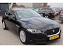 Jaguar XE 2.0 D R-Sport Stoel- en stuurverwarming, Navigatie, Camera, Climate control, Cruise control, Lederen interieur