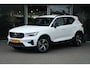 Volvo XC40 B4 Plus Dark | Adaptive Cruise | Harman/Kardon | Camera | Stuur/Stoelverwarming | Verwarmbare Voorruit | Memory | Trekhaak
