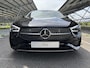 Mercedes-Benz CLA 180 Business Solution AMG | Panoramadak | Burmester | Rijassistentiepakket | Trekhaak | 360 camera | Sfeerverlichting | Stoel/stuurverwarming |