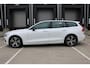 Volvo V60 B3 Automaat Essential Edition | Adaptieve Cruise Control| Blind spot| Parkeer Camera| Park Assist voor en Achter| Verwarmbare voorstoelen| Verwambare Achterbank| Verwarmbaar Stuurwiel.