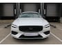 Volvo V60 B3 Automaat Essential Edition | Adaptieve Cruise Control| Blind spot| Parkeer Camera| Park Assist voor en Achter| Verwarmbare voorstoelen| Verwambare Achterbank| Verwarmbaar Stuurwiel.