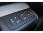 Volvo XC60 T6 Recharge AWD Plus Dark - LONG RANGE - Luchtvering - Panorama/schuifdak - IntelliSafe Assist & Surround - 360º Camera - Adaptieve LED koplampen - Verwarmde voorstoelen, stuur & achterbank - Parkeersensoren voor & achter - Elektr. bedienb. voorstoelen met geheugen - Draadloze tel. lader - Extra getint glas - Elektr. inklapbare trekhaak - 20' LMV