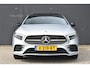 Mercedes-Benz A-klasse 250 e AMG Line Plug-in Hybrid | Afn. Trekhaak | Schuif-/Kanteldak | HUD | Dodehoekdetectie | Adaptive Cruise | Navigatie | 360 Camera | Apple Carplay | Android Auto | !!