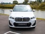 BMW X1 sDrive20i Steptronic M-Sport | Trekhaak | Elektrische stoelen | Adap. LED | Harman Kardon | Schuif-kantel Pano | 360 Camera