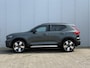 Volvo EX40 Single Motor Extended Range 252PK 82 kWh Plus, Panoramadak, Trekhaak semi elektrisch inklapbaar, 20" Lichtmetalen velgen, Harman Kardon Audio, Wool Blend bekledng, RVS Sideskirts, Stoel- & stuurwielverwarming, Google Maps & Infotainment