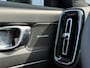 Volvo EX40 Single Motor Extended Range 252PK 82 kWh Plus, Panoramadak, Trekhaak semi elektrisch inklapbaar, 20" Lichtmetalen velgen, Harman Kardon Audio, Wool Blend bekledng, RVS Sideskirts, Stoel- & stuurwielverwarming, Google Maps & Infotainment