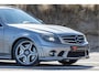 Mercedes-Benz C-klasse Estate 63 Origineel NL/Volledig onderhouden/Panoramadak/Navigatie/Elektrische & verwarmde stoelen/Climate control/Cruise control/Lichtmetalen velgen/Harman-Kardon installatie/Keyless entry/Elektrische kofferbak/Elektrische, inklapbare & verwarmde spiegel