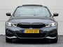 BMW 3-Serie 320i High Exe Org NL M-Sport Pano HK 360 Camera Keyless Lane assist Leer Sportonderstel Stoelverwarming Shadow line