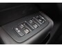 Volvo XC60 T6 Recharge AWD Ultra Dark - Panorama/schuifdak - IntelliSafe Assist & Surround - 360º Camera - Adaptieve LED koplampen - Verwarmde voorstoelen, stuur & achterbank - Elektr. bedienb. voorstoelen met geheugen - Head up display - Draadloze tel. lader - Elektr. inklapbare trekhaak - 20' LMV