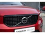 Volvo XC40 T4 Automaat Recharge R-Design | Trekhaak | Panoramadak| Elektrisch bedienbare voorstoelen | Elektrische achterklep | Dodehoekdetectie | Adaptive cruise control| Premium audio by Harman Kardon  | Verwarmbare voorstoelen | Verwarmbaar stuurwiel | Keyless entry | Apple Carplay/Android auto | Park Assist | Extra getinte ramen achter