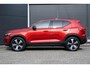 Volvo XC40 T4 Automaat Recharge R-Design | Trekhaak | Panoramadak| Elektrisch bedienbare voorstoelen | Elektrische achterklep | Dodehoekdetectie | Adaptive cruise control| Premium audio by Harman Kardon  | Verwarmbare voorstoelen | Verwarmbaar stuurwiel | Keyless entry | Apple Carplay/Android auto | Park Assist | Extra getinte ramen achter