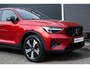 Volvo XC40 T4 Automaat Recharge R-Design | Trekhaak | Panoramadak| Elektrisch bedienbare voorstoelen | Elektrische achterklep | Dodehoekdetectie | Adaptive cruise control| Premium audio by Harman Kardon  | Verwarmbare voorstoelen | Verwarmbaar stuurwiel | Keyless entry | Apple Carplay/Android auto | Park Assist | Extra getinte ramen achter