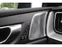 Volvo XC60 B5 AUT8 250PK Ultimate Dark | Luchtvering | Bowers & Wilkins High End Audio | Semi Elektr. Trekhaak | Gelaagde Zijruiten | Sportstoelen | Draadloze Smartphone Lader | Adaptive Cruise & Pilot Assist | Glossy Black Grille & Emblemen | Stoel & Stuurverwarming | 360Camera |