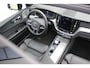 Volvo XC60 B5 AUT8 250PK Ultimate Dark | Luchtvering | Bowers & Wilkins High End Audio | Semi Elektr. Trekhaak | Gelaagde Zijruiten | Sportstoelen | Draadloze Smartphone Lader | Adaptive Cruise & Pilot Assist | Glossy Black Grille & Emblemen | Stoel & Stuurverwarming | 360Camera |