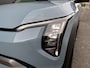 Kia EV3 Plus Advanced 58.3 kWh FROST BLUE | VEGAN LEDEREN STOELBEKLEDING | AUTO ACHTERKLEP | HARMAN KARDON SOUND SYSTEM | SCHUIF KANTEL DAK | 19 INCH LICHTMETALEN VELGEN