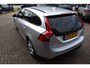Volvo V60 1.5 T2 Kinetic , Automaat, Navi, PDC voor-achter, Sport lederen stoelen , Cruise contr. Radio-CD, Stoelverwarming.
