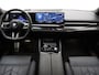 BMW 5-Serie 520d M Sport Pro -Stoelventilatie -Harman/Kardon -Verwarmd Stuur -Iconic Glow -Drive Recorder -Standkachel -Driving Ass Plus -Live Cockpit Prof -M Sportrem Rood -Comfortstoelen Memory