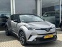 Toyota C-HR 1.8 Hybrid Bi-Tone | Leder | Stoelverwarming | Zomer + winterbanden | Parkeersensoren voor en achter | Toyota Garantie tot 2028!