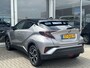 Toyota C-HR 1.8 Hybrid Bi-Tone | Leder | Stoelverwarming | Zomer + winterbanden | Parkeersensoren voor en achter | Toyota Garantie tot 2028!