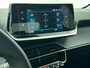 Peugeot e-208 EV Style 50 kWh 136pk | Accu SOH 99,4% | Navigatie | Achteruitrijcamera | Climate Control | Cruise Control | Parkeersensoren | Apple Carplay / Android Auto | DAB+ radio | Bluetooth | Keyless start | Elektrisch inklapbare spiegels | Armsteun | Led koplampen | Donker getint glas | 16" lichtmetalen velgen |