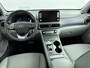 Hyundai Kona Electric Premium 64 kWh | Uniek leder | Head up display | Carplay & Navi | Stoel verwarming & ventilatie |