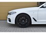 BMW 5-Serie 520i High Executive * M Sportpakket * Comfortstoelen * Glasdak * Trekhaak * Sfeerverlichting *