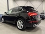 Audi Q5 55 TFSI e quattro Competition 367PK S-Line PANO/LUCHTVERING/TREKHAAK/360CAMERA/MASSAGE/KEYLESS/MATRIX/VIRTUAL/CARPLAY/SFEER/19"/PRIVACY/3X S-LINE/MYTHOSSCHWARZ METALLIC/VOLLEDIG AUDI DEALER HISTORIE,NET OH BEURT GEHAD BIJ 152.329KM