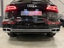 Audi Q5 55 TFSI e quattro Competition 367PK S-Line PANO/LUCHTVERING/TREKHAAK/360CAMERA/MASSAGE/KEYLESS/MATRIX/VIRTUAL/CARPLAY/SFEER/19"/PRIVACY/3X S-LINE/MYTHOSSCHWARZ METALLIC/VOLLEDIG AUDI DEALER HISTORIE,NET OH BEURT GEHAD BIJ 152.329KM