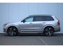Volvo XC90 T8 AUT8 Plug-in hybrid AWD Ultra Dark | Luchtvering | Semi elektrische trekhaak | Panoramadak met schuif-/kantelfunctie | Bowers & Wilkins High End Audio | Verwarmbare voorstoelen met massagefunctie en ventilatie | Verwarmbare achterbank | Rondomzicht camera | Adaptive Cruise