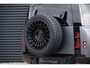 Land Rover Defender 2.0 P300e 110 X-Dynamic HSE / Charcoal Metallic matt wrap / Urban velgen / Ebony leather / Uitklapbare trekhaak