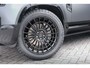 Land Rover Defender 2.0 P300e 110 X-Dynamic HSE / Charcoal Metallic matt wrap / Urban velgen / Ebony leather / Uitklapbare trekhaak